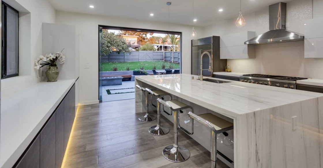 Minimalist kitchen that flows perfectly