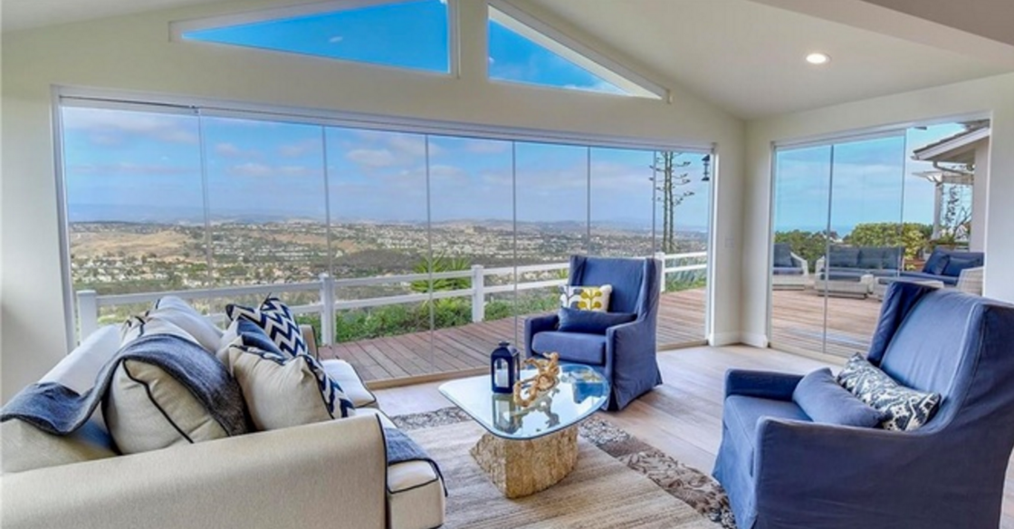 Living room with Cover Glass frameless windows and doors