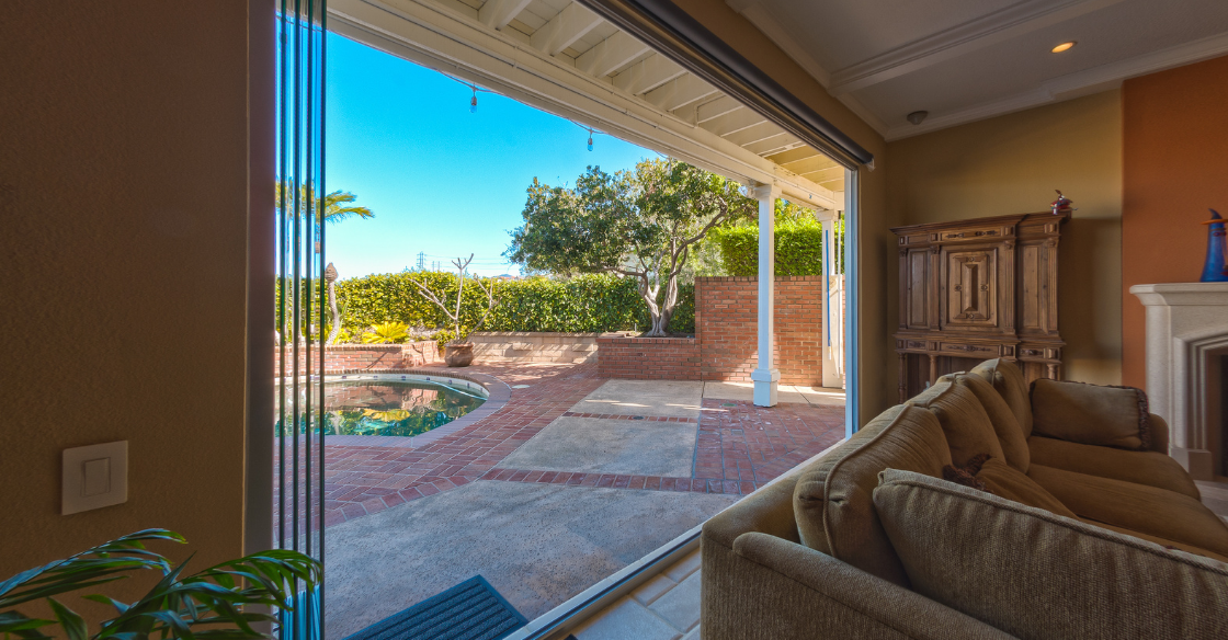 indoor/outdoor space with frameless glass doors