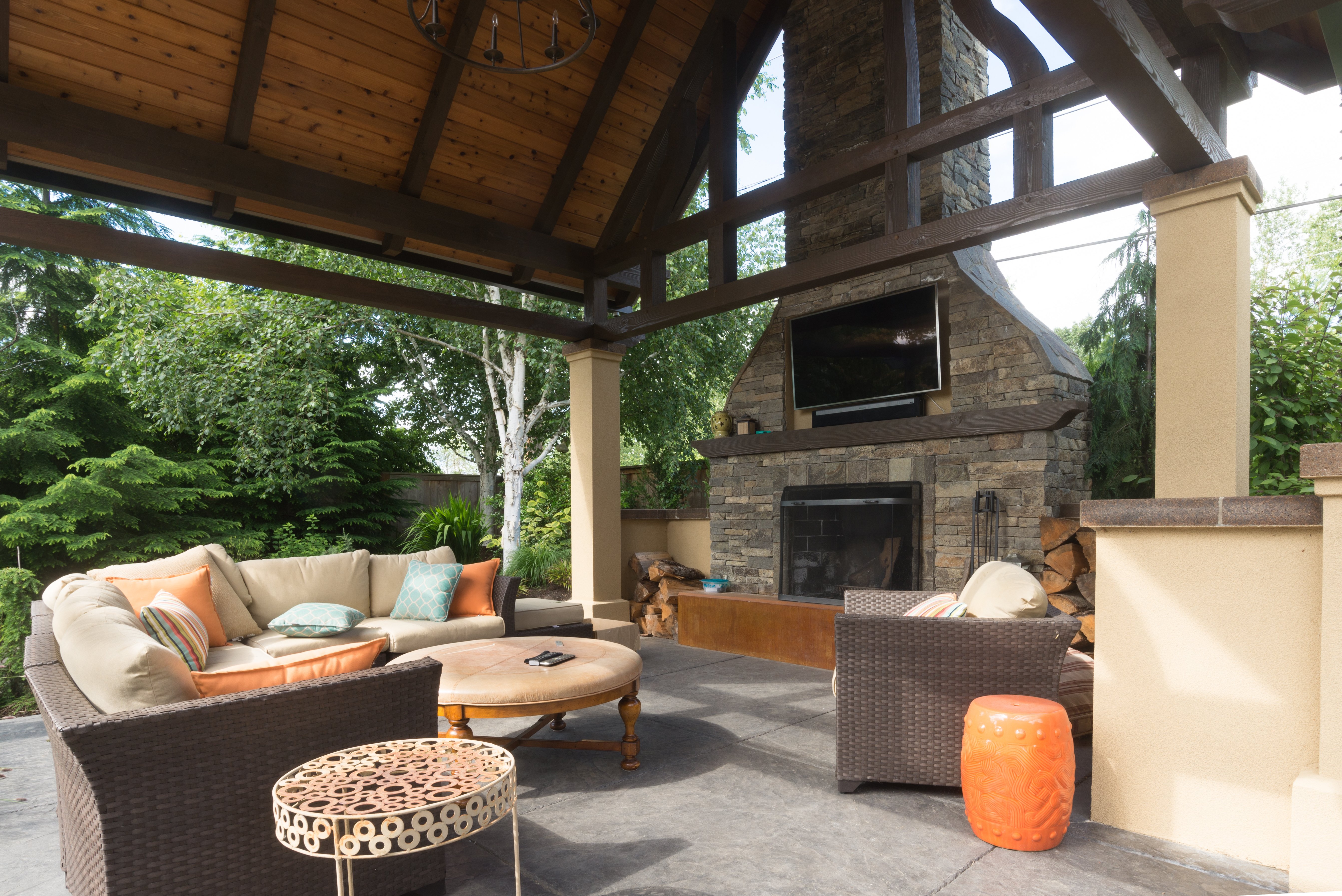 outdoor-living-space-entertainment-options