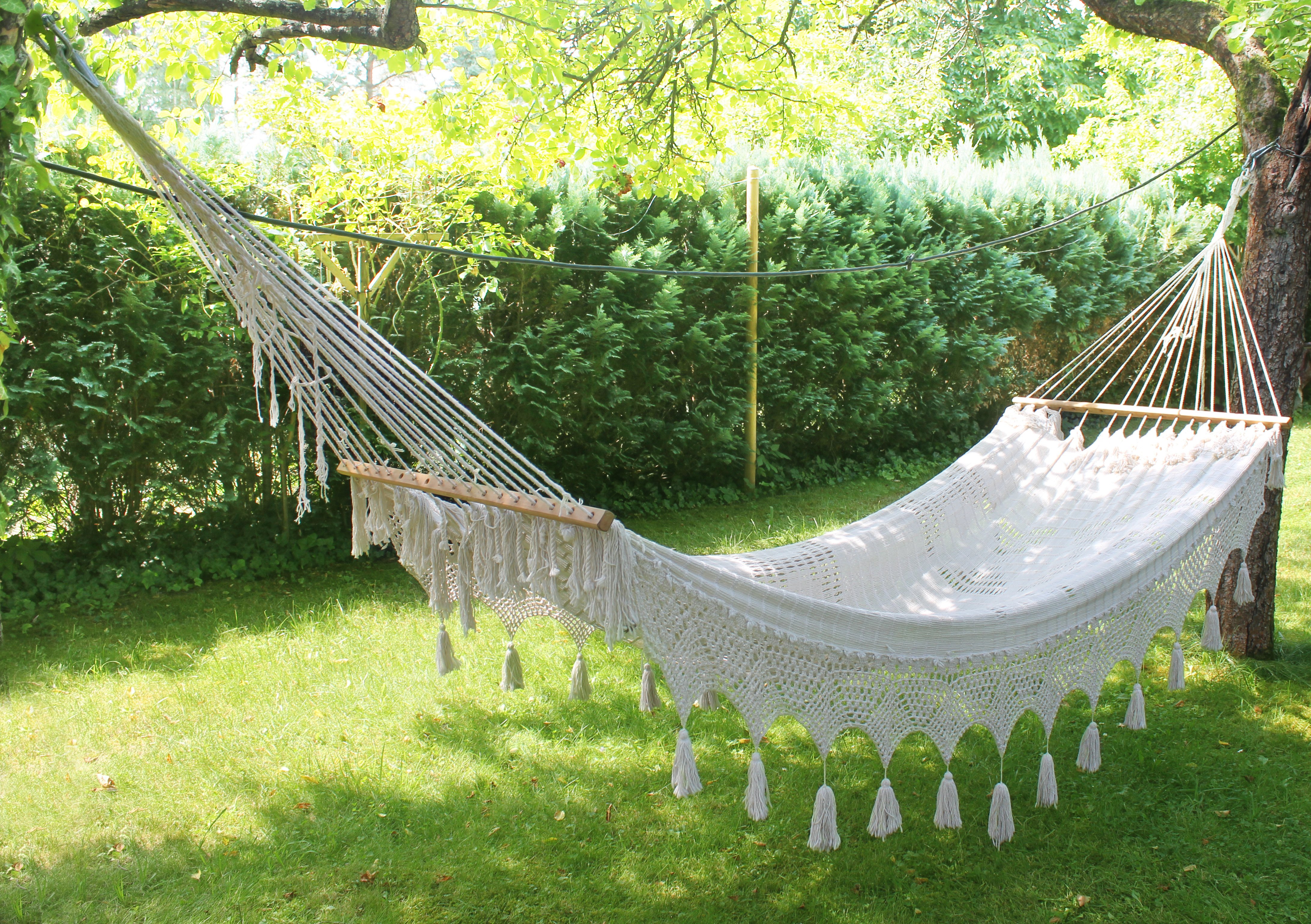 outdoor-living-space-hammocks