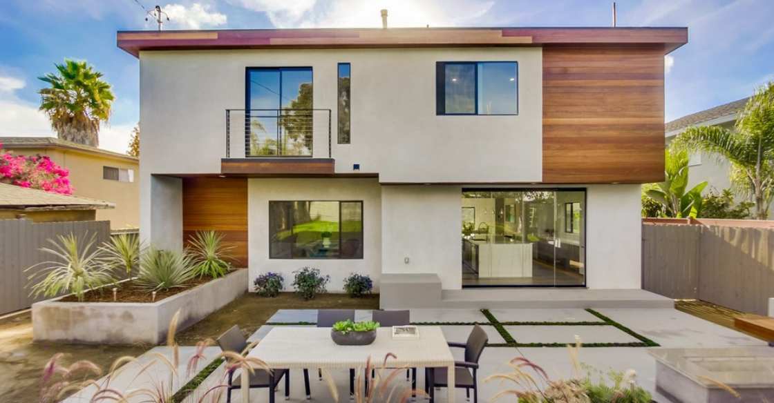 House with frameless glass doors